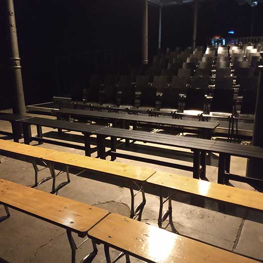 Vorstellungsraum mit Holzbänken